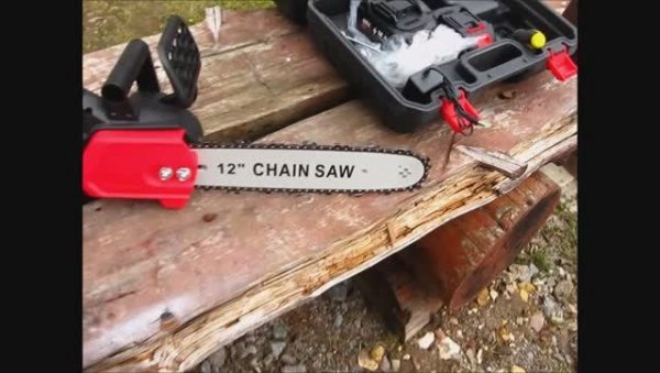 Chain sav. Цепная аккумуляторная пила.