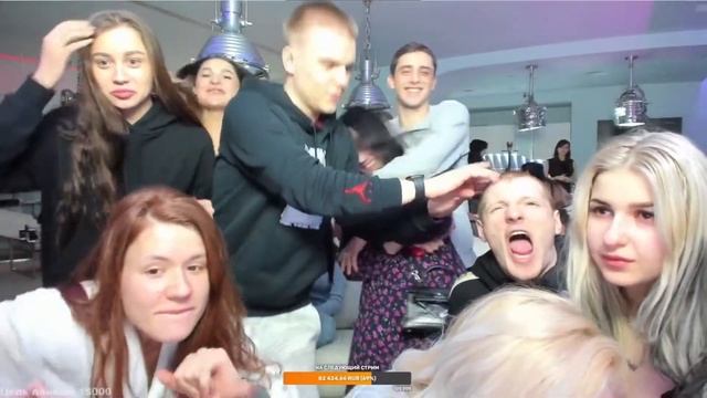 vjlink посадил девушку на колени на стриме у мела, пока ли смотреть онлайн