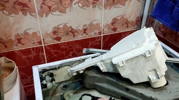 Течёт стиральная машинка Hotpoint Ariston.