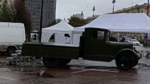 Ретро автобус, бронеавтомобиль и грузовая полуторка у метро Парк Победы в Санкт-Петербурге