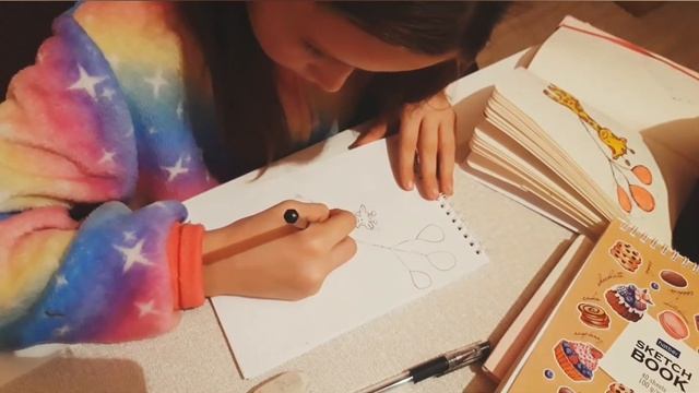 Рисуем в скетчбуке миленького жирафика🥰 смотреть онлайн