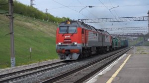 Тепловоз 2ТЭ25КМ-0005 на подъёме.
