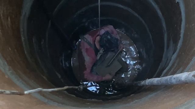 мкр. Барыбино. Разорвало шахту колодца, лягушки и изве? смотреть онлайн