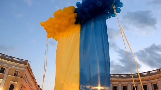 В Одессе запустили в небо огромный флаг Украины смотреть онлайн