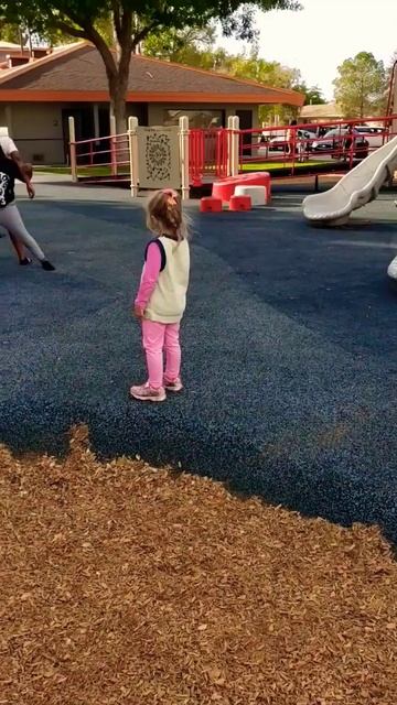 Американские девочки танцуют прсто так в парке!Все см? смотреть онлайн