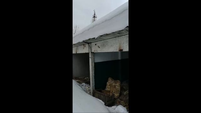 очень много заброшенных гаражей.