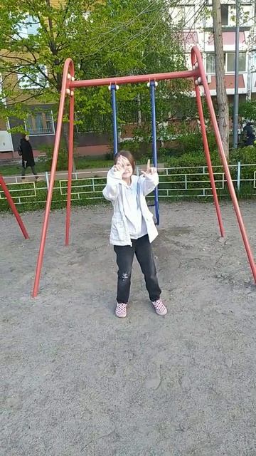 чють не упала с качели😵 смотреть онлайн