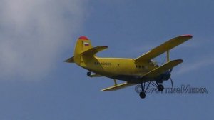 Посадка и взлёт самолета биплана Ан-2, сбросил парашют?