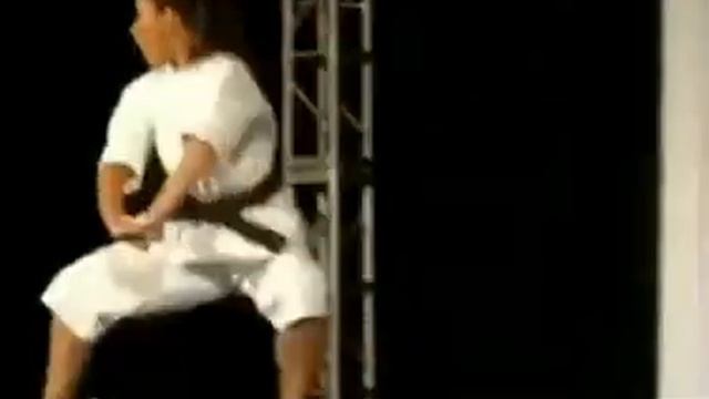 девушка орет