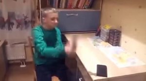 Школьник разбил телефон молотком, прикол.