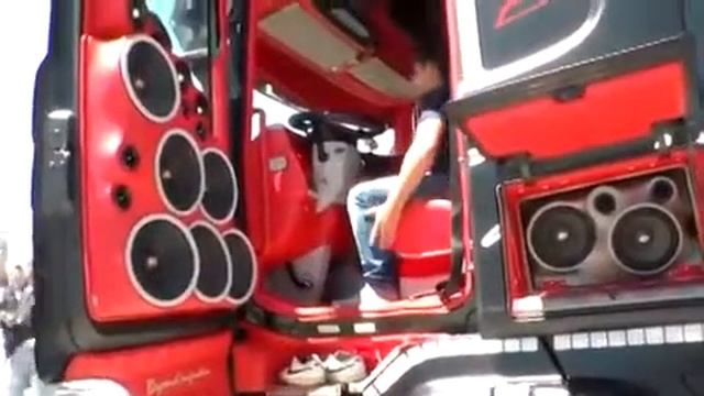 Прикольная Машина и музон😝 смотреть онлайн