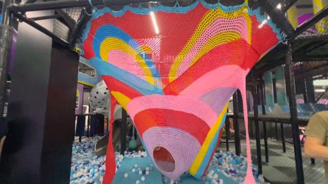 Веселая прогулка Полинки в развлекательном центре FLY K