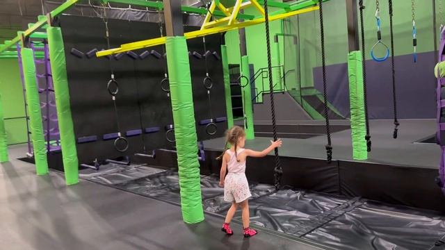Alisa-pusik At The Trampoline Park/ En El Parque De Trampolines/ в парке батутов
