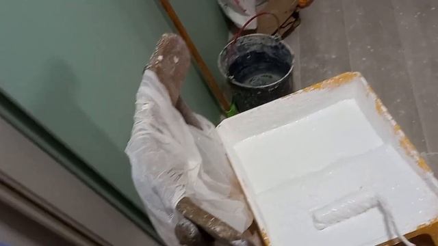 научился красить валиком стены. смотреть онлайн