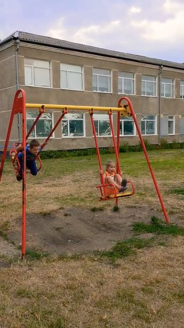 На прогулке #качели #games #shorts смотреть онлайн