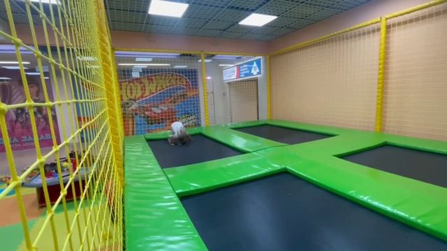 Аня играет в Детской комнате: батут, горка, кукольный д