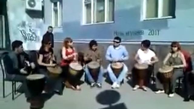 Барабаны у Арт галлереи смотреть онлайн