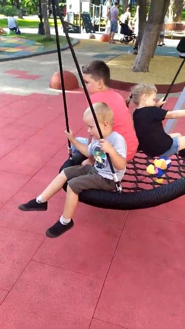Крутые качели в Мариинском парке