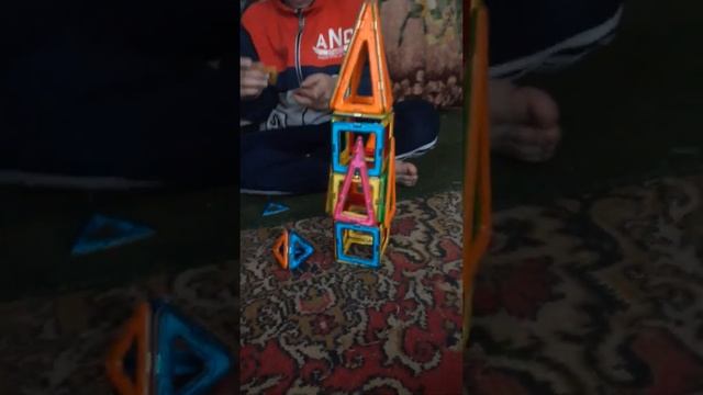 строем трёх этажный дом из конструктора😁😁😁👍