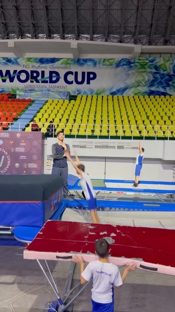 Осваивание нового элемента на батуте и в конце не мног