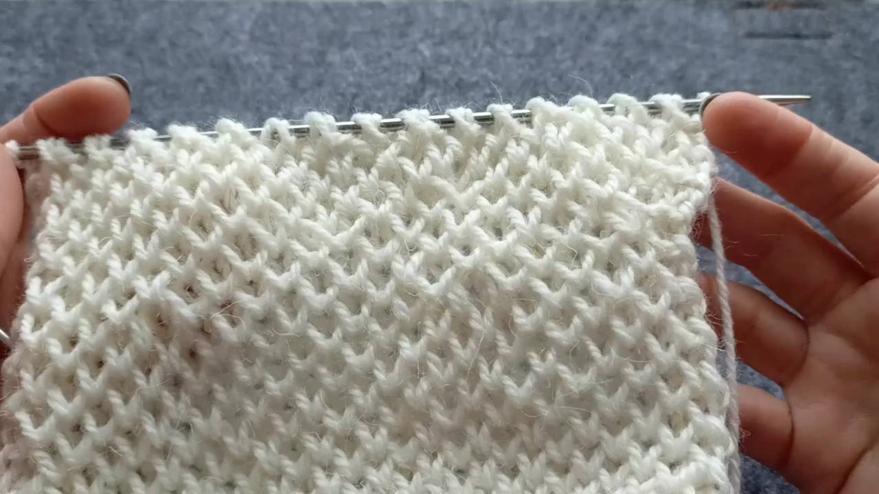 Как сделать прибавки в узоре _Соты_ спицами, в поворотных рядах, вяжем вмести каждый ряд смотреть онлайн