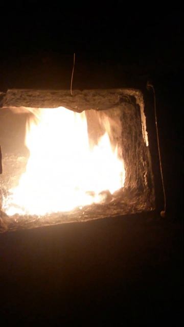 Живой Огонь горит в Темноте Романтично в Печи Восьмог? смотреть онлайн