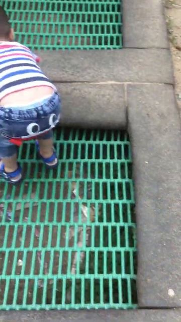 Упражнение на батуте для улучшения координации движе?