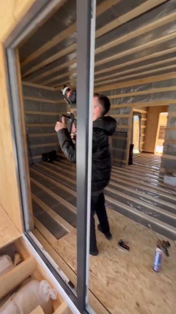 УСТАНОВКА ОКОН В ДЕРЕВЯННЫЙ ДОМ #shorts смотреть онлайн