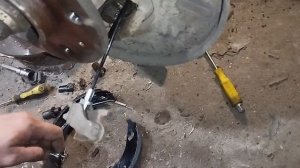 Замена как поменять трос ручника, колодки,тормозные д?