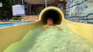 София и Денис веселятся в аквапарке на водных горках