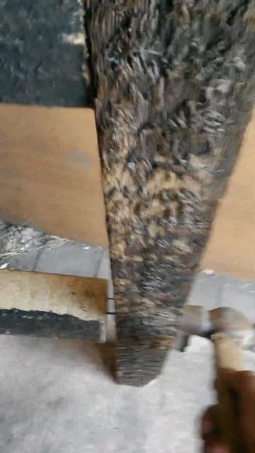 Прибиваем молотком две составные части ножек столика