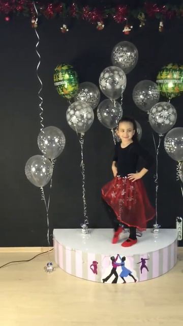 Москва. Ариана позирует фотографу перед Новогодним утренником на Хип-хоп. смотреть онлайн