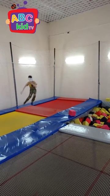 МИСТЕР ВЛАД  . На батутах.