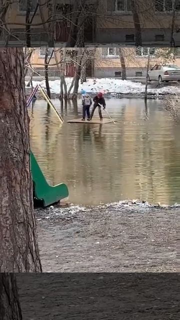Суровые детские площадки Новосибирска