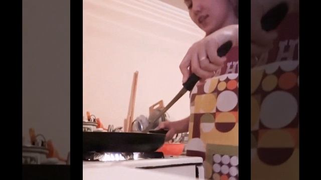 Мама печет блинчики