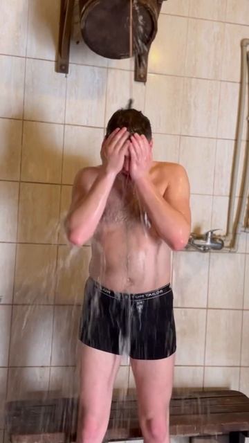 ВЕДРО С ЛЕДЯНОЙ ВОДОЙ!🥶 #жизнь #баня #мойпуть #рекомен? смотреть онлайн