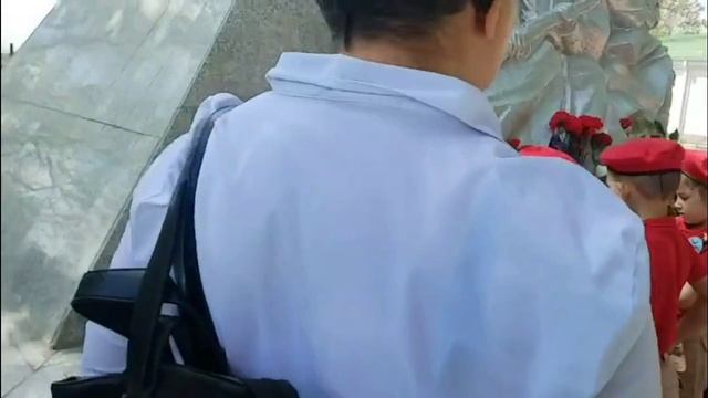 Возложение цветов к памятнику павшим воинам смотреть онлайн