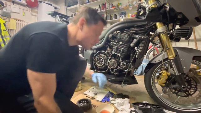 Triumph Tiger 1050 Revival (15 20)  Long Dormant Engine - Updated And Soaking The Clutch Pack.
