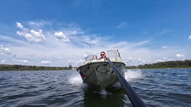 Поливаем на катере Неман по озеру Аракуль