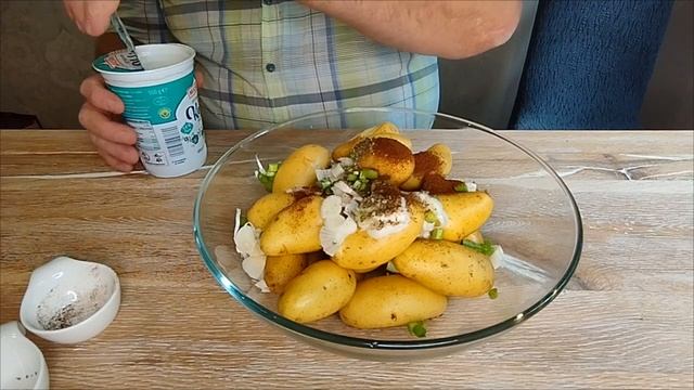 Запеченные куриные крылышки с чесночными картофель/Üb