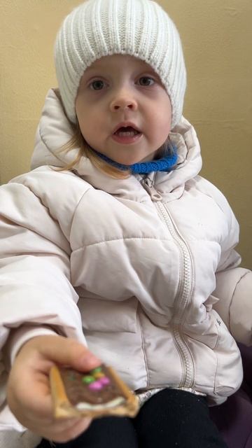 Оливия ест печенье с M&m’s #дети