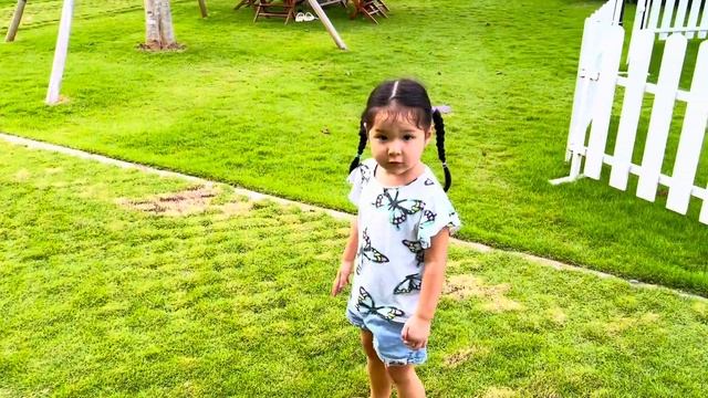 МИЯ в первый раз играет на детской площадке Бали с ино? смотреть онлайн