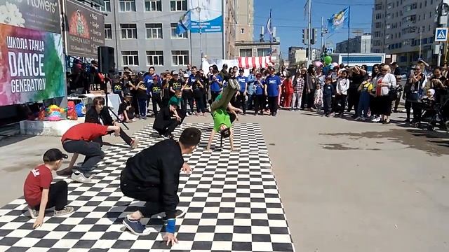 ДЕТИ КОМАНДОЙ ТАНЦУЮТ БРЕЙК смотреть онлайн