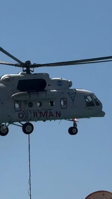 Вертолет набирает воду в море для тушения пожара #турц смотреть онлайн