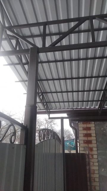 Сварили надежный навес. Прочная конструкция. смотреть онлайн