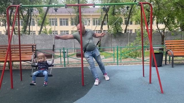 Папа с сыном катаются на качелях смотреть онлайн