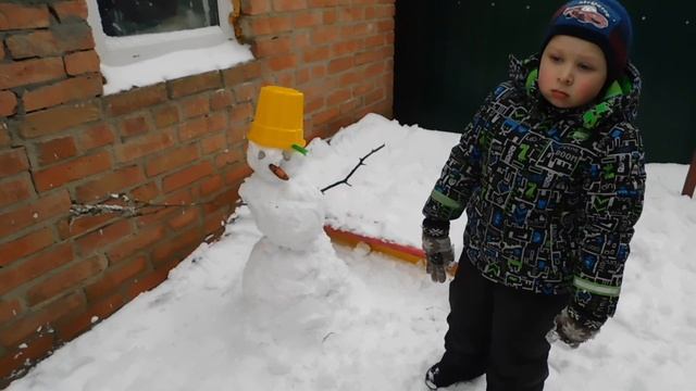 Лепим снеговика! Собака украла с него ведерко)))