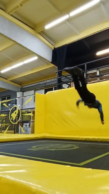 Как я учусь делать двойной винт на батуте. #прыжкинаба?