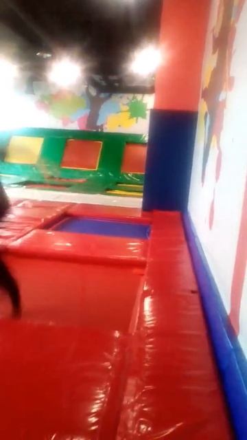 Мы в Сити парке   .    Друг делает сальто на батуте. Жесть