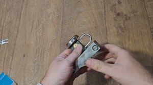 2 ПРОСТЫХ СПОСОБА . Как открыть любой ЗАМОК МАГНИТОМ бе